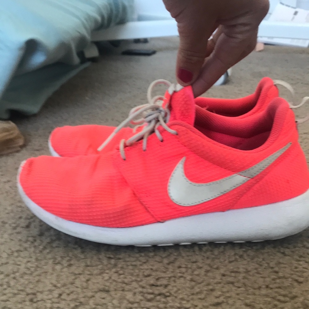 Glow in the dark pink nike roshe
